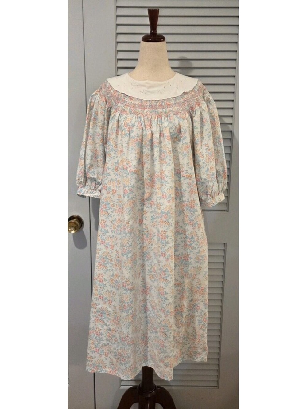 Komil Small White Floral Dress White Collar Vintage 80s Smocked Bodice